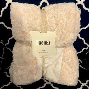 Hudson 43 Throw Cream